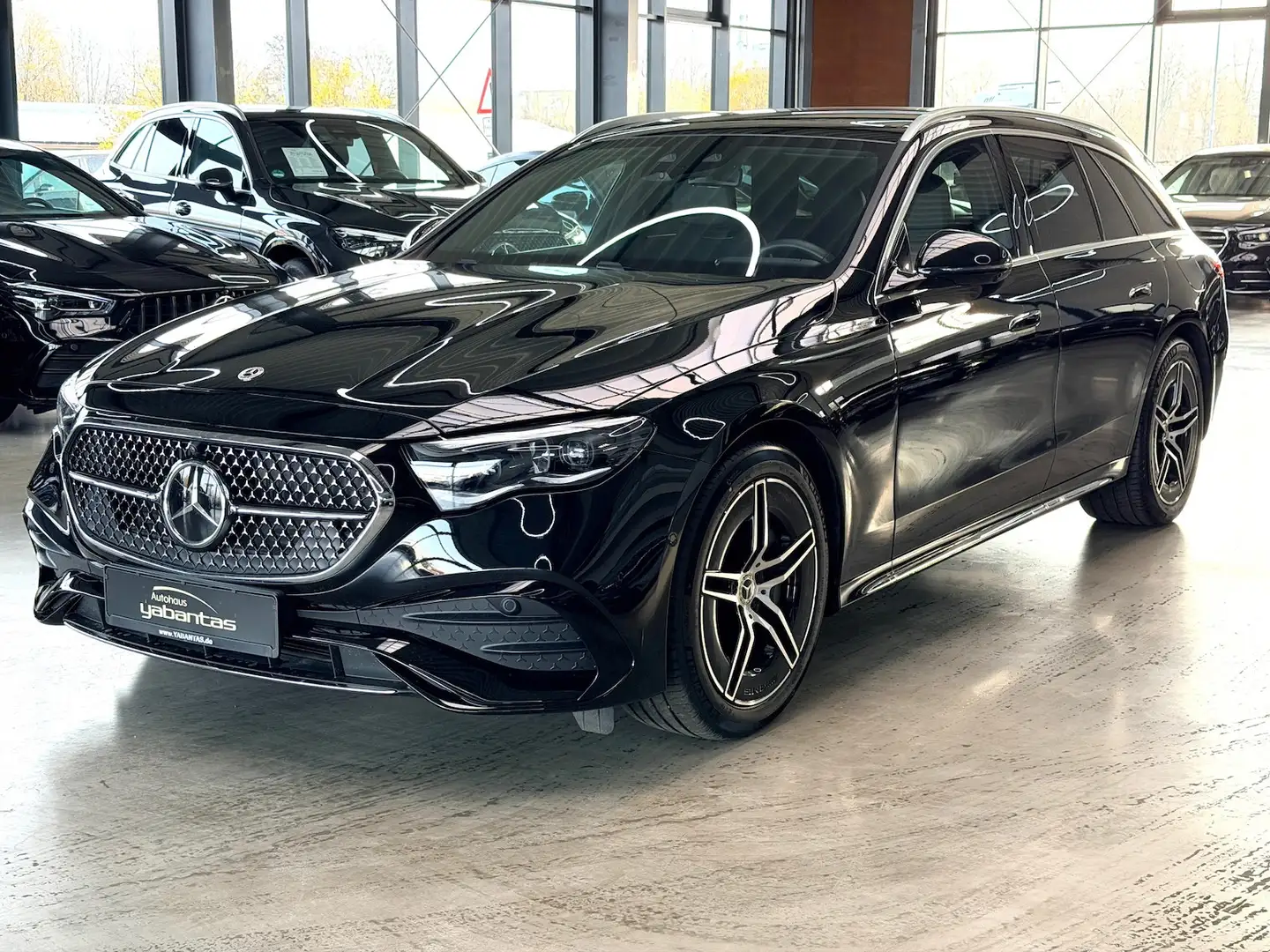 Mercedes-Benz E 300 T e AMG Line Advanced Plus DISTRONIC PLUS Pano Hea Zwart - 1