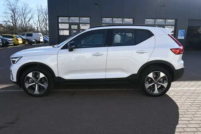 Volvo XC40 view 2
