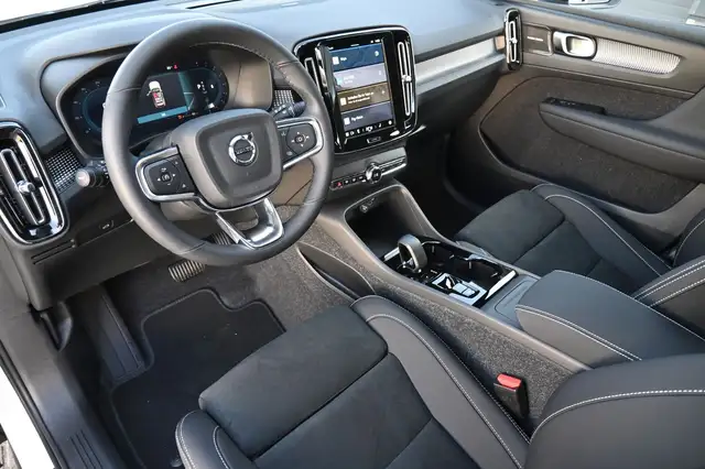 Volvo XC40 view 11