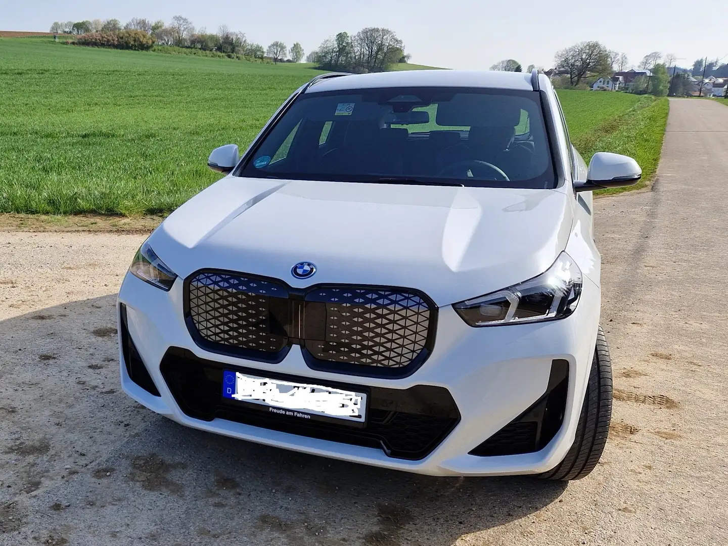 BMW iX1 xDrive30 M Sportpaket v.WA 22KW AC Laden AHK OS9 Weiß - 2