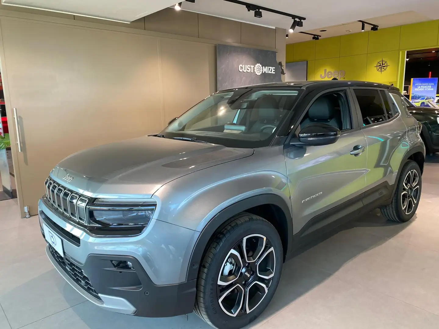 Jeep Avenger Ice My24 Summit 1.2 100cv Grijs - 1