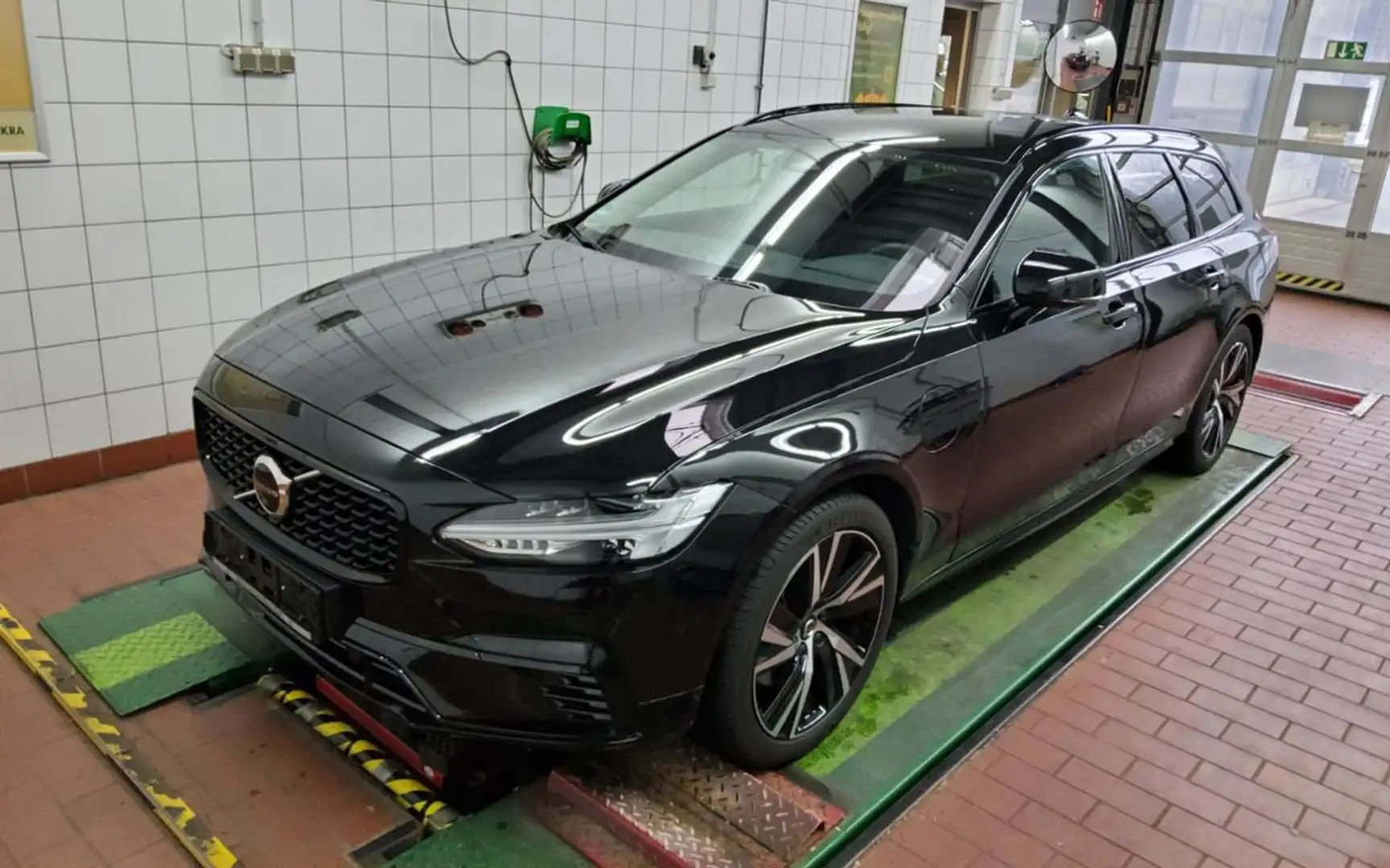 Volvo V90 T6 PLUG-IN AWD PLUS DARK AHK+LICHTPAK+360°+ Schwarz - 2
