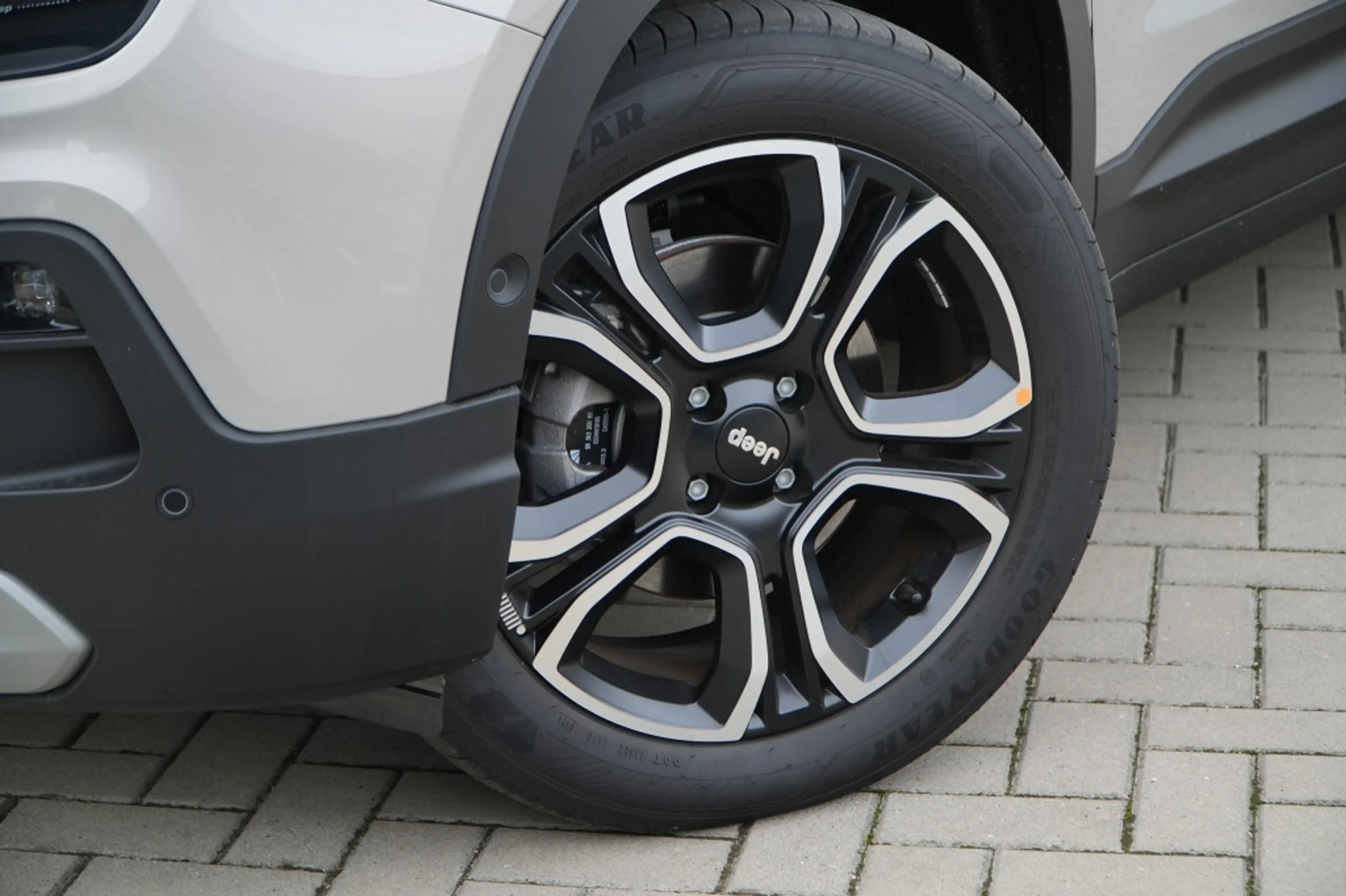 Jeep Avenger 1.2 e-Hybrid Summit | Pano | Navi | JBL | Camera | — photo 5