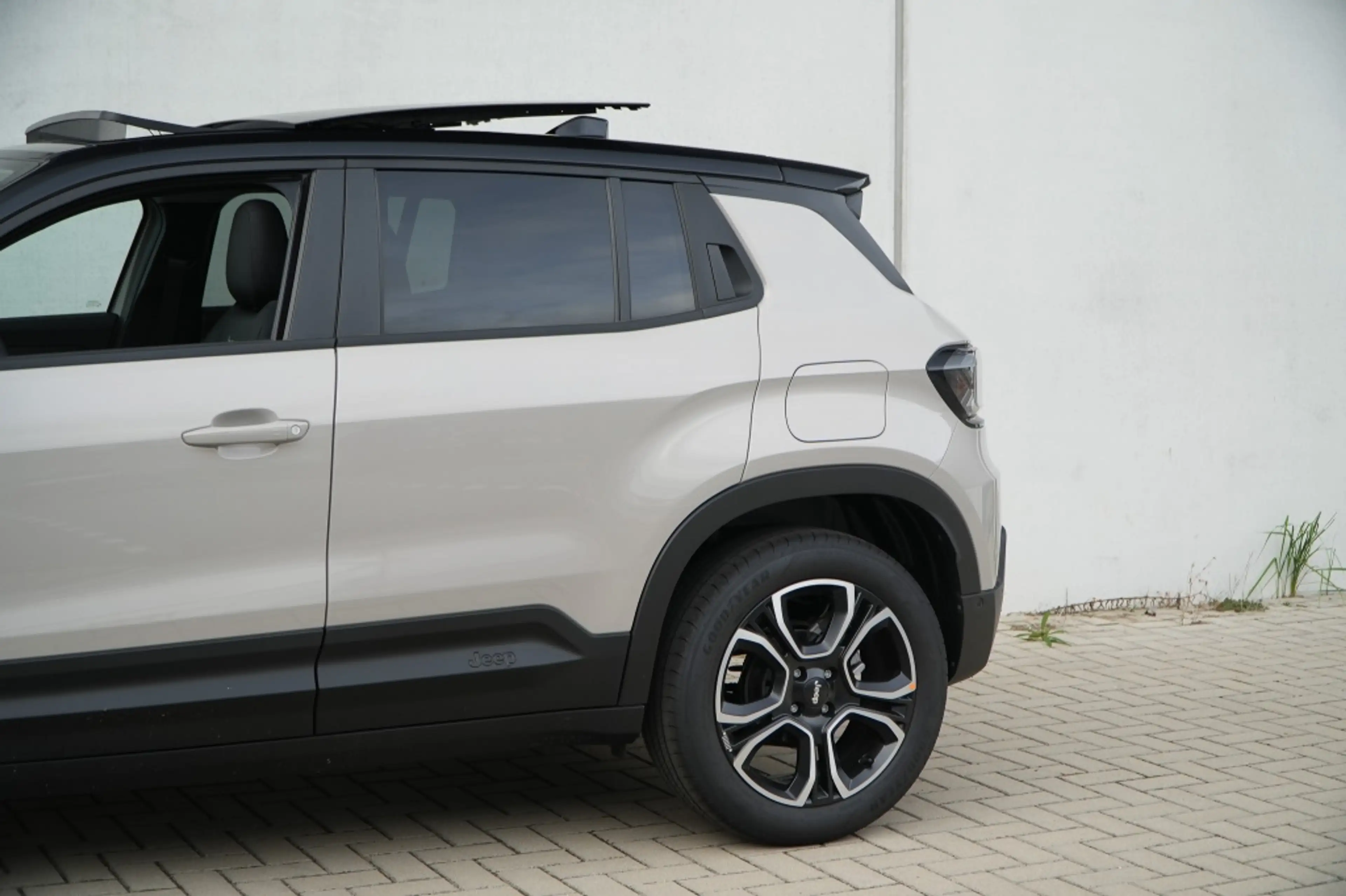Jeep Avenger 1.2 e-Hybrid Summit | Pano | Navi | JBL | Camera | — photo 12