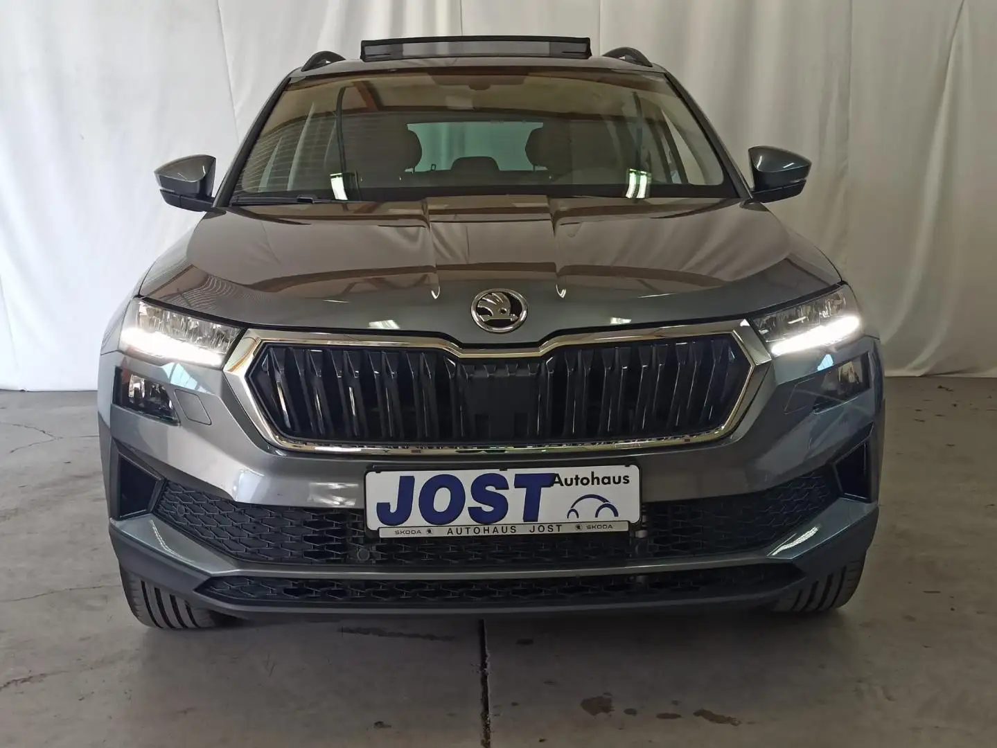 Skoda Karoq Ambition 1.5 TSI DSG Tour Pano/AHK/Kamera/Kessy/Sm Gris - 1