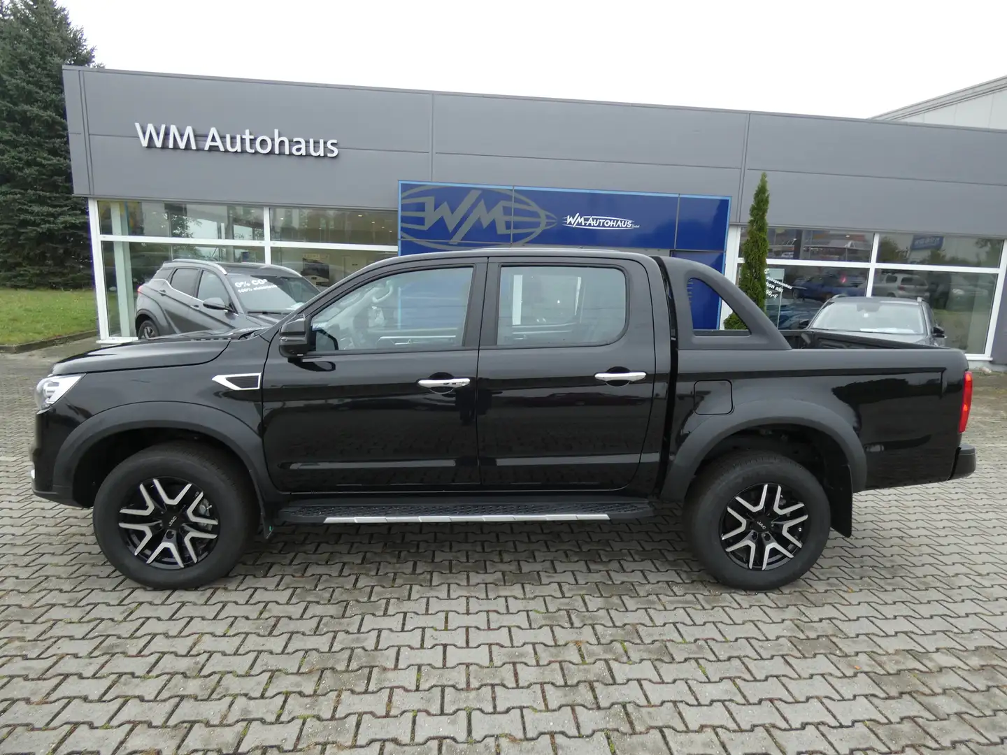 JAC 8 Pro Pick Up 2,4 MT 4x4 Benzin LKW-Zulassung Neu Schwarz - 1