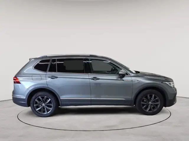 Volkswagen Tiguan view 3