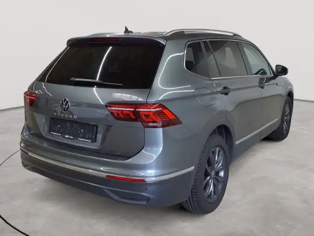 Volkswagen Tiguan view 4