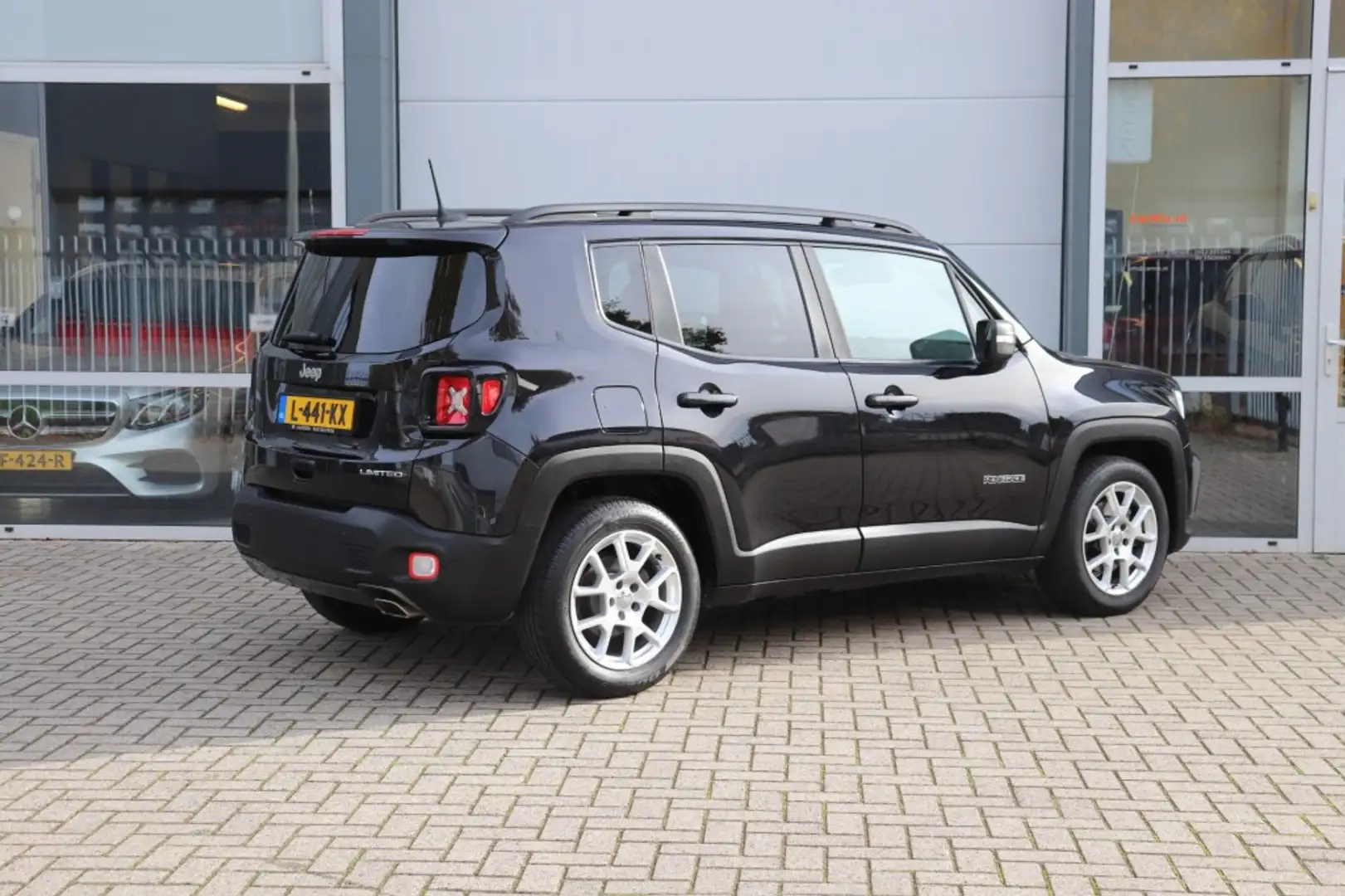 Jeep Renegade 1.3T DDCT LIMITED/PANO/KEYLESS/ADAP.CRUISE/CARPLAY Zwart - 2