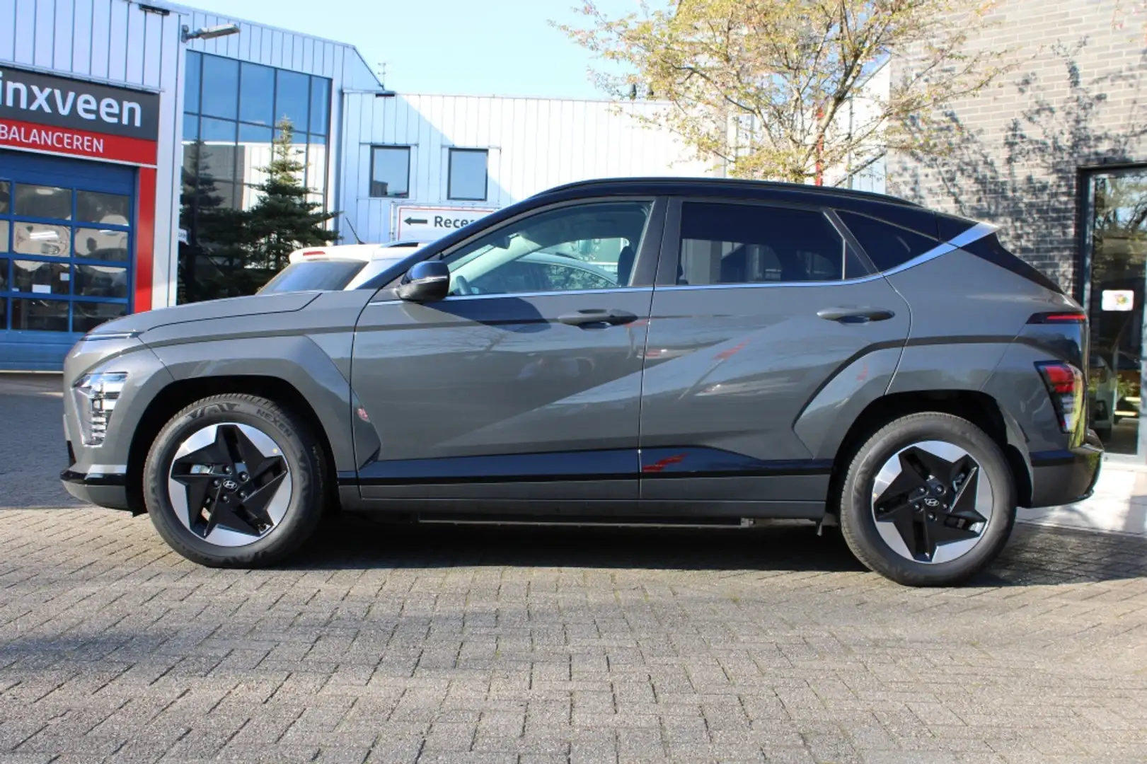 Hyundai KONA Electric 65.4 kWh Comfort Smart + BCA | Navi | Pdc Grijs - 2