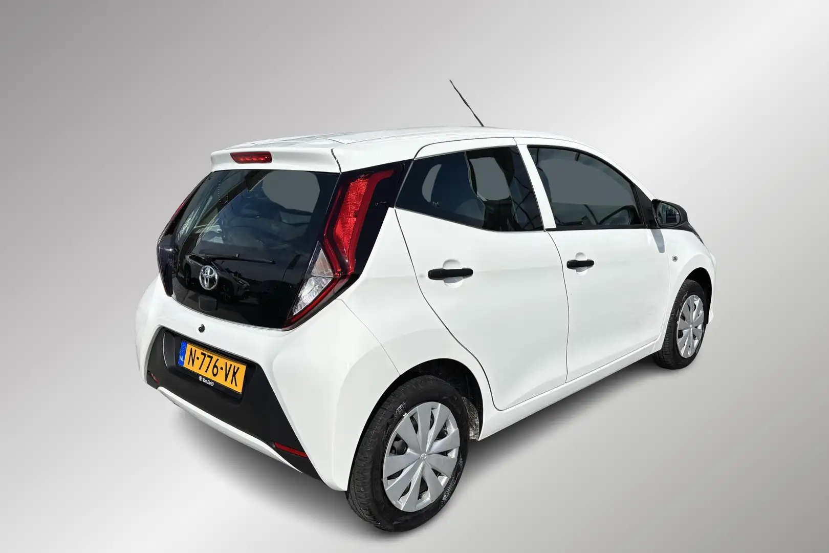 Toyota Aygo 1.0 VVT-i x-fun, Airco, Bluetooth Allseason banden Wit - 2