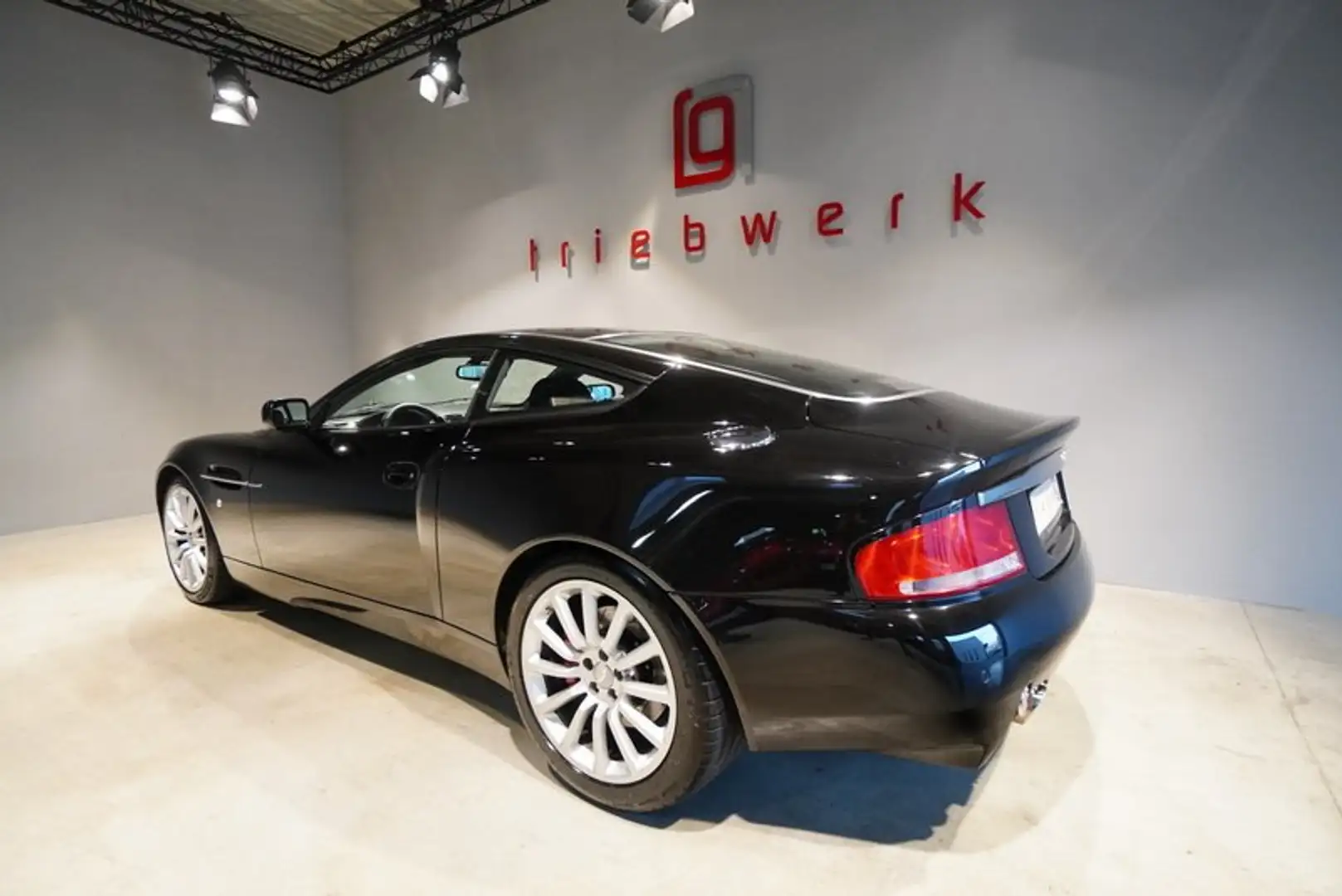 Aston Martin Vanquish V12 Fekete - 2