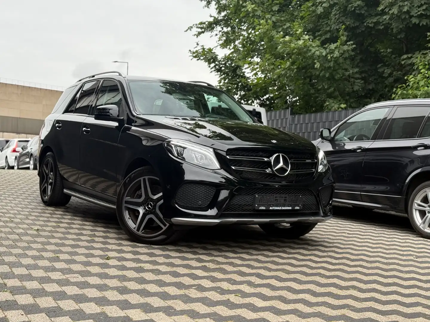 Mercedes-Benz GLE 43 AMG 4Matic 1 Hand  Top Zustand Unfallfrei Black - 2
