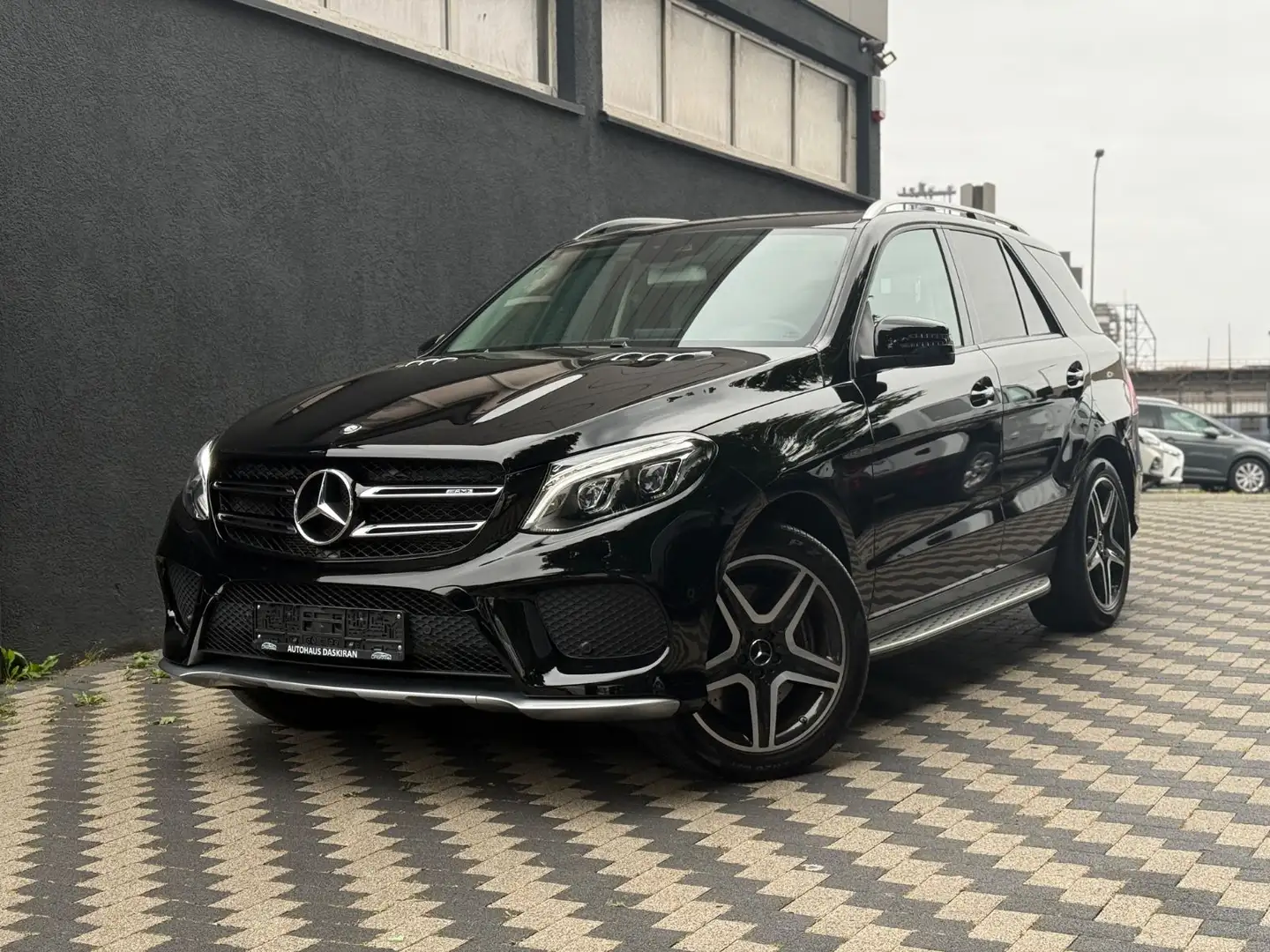 Mercedes-Benz GLE 43 AMG 4Matic 1 Hand  Top Zustand Unfallfrei Black - 1