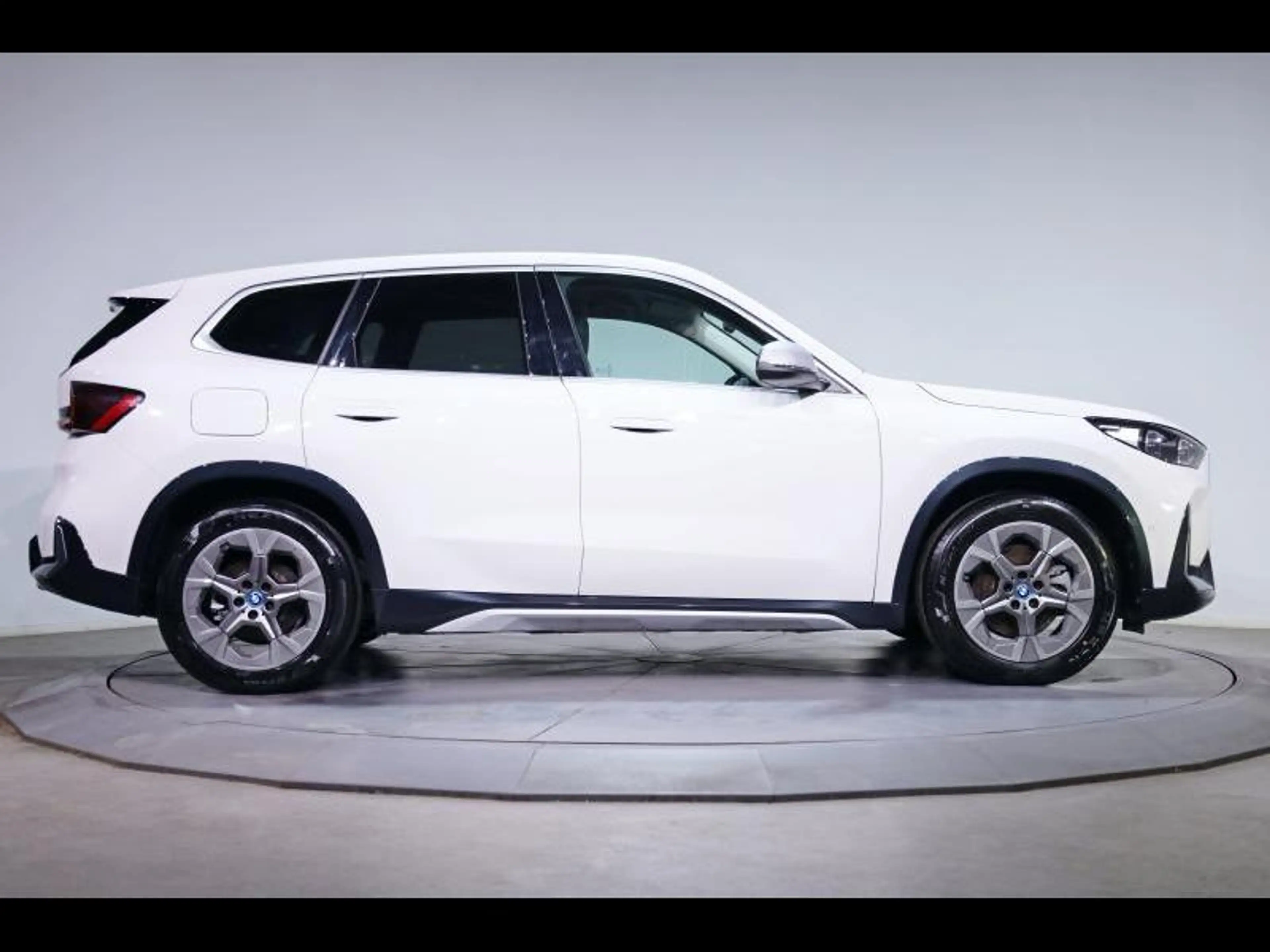 BMW iX1 xDrive30 xLine — photo 3