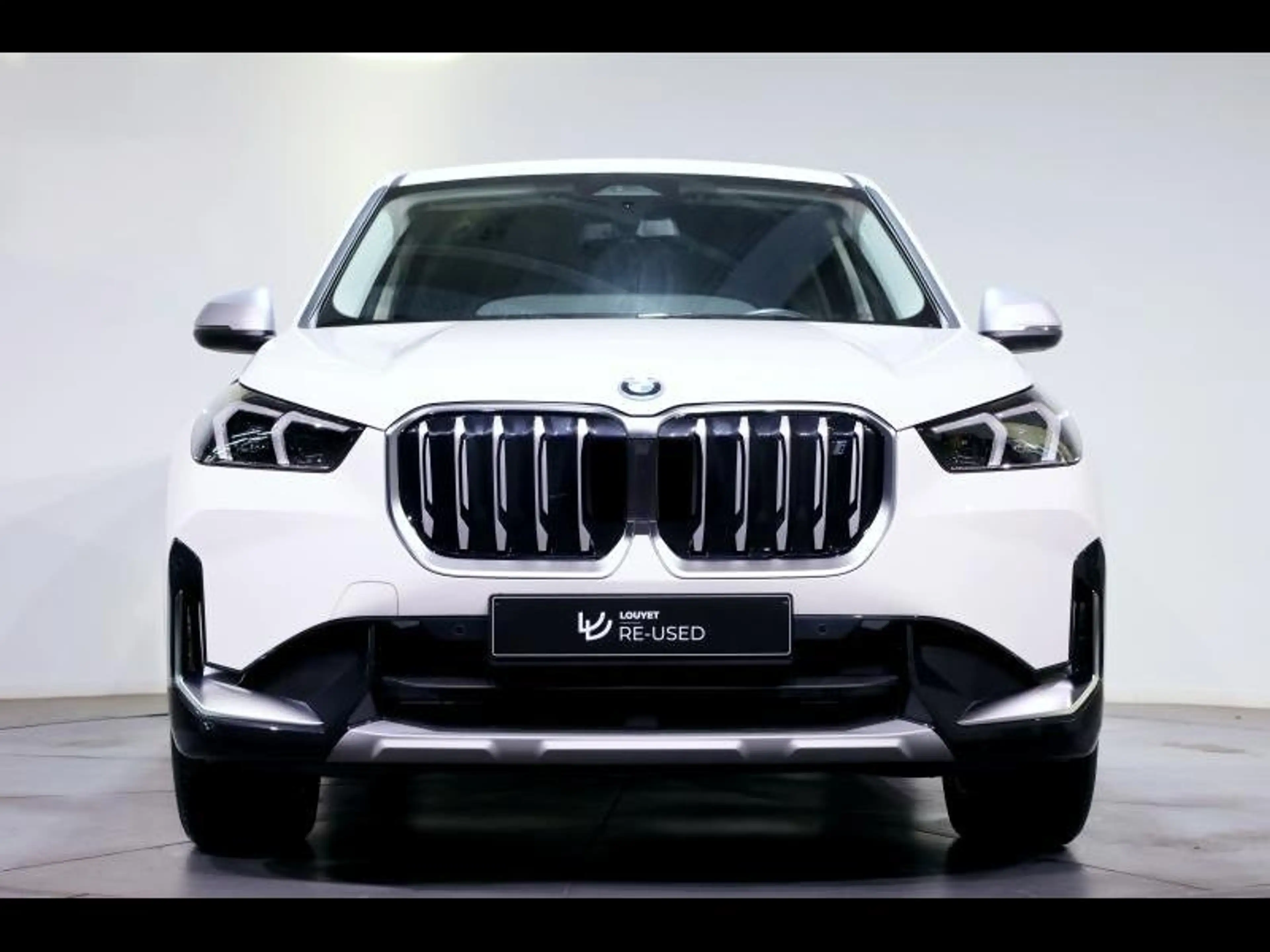 BMW iX1 xDrive30 xLine — photo 2