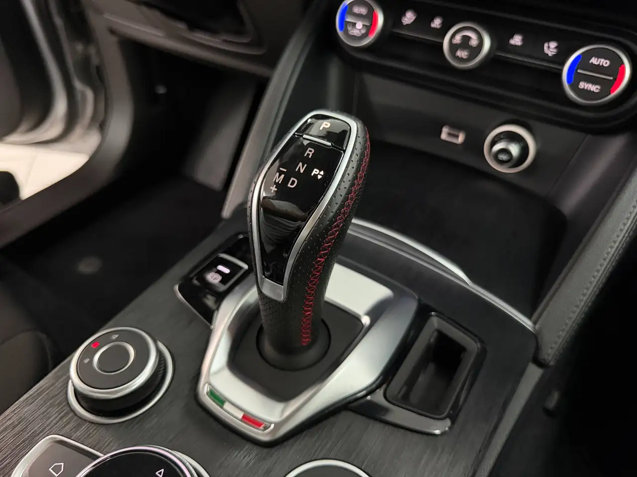 Alfa Romeo Stelvio 2021 — фото 10