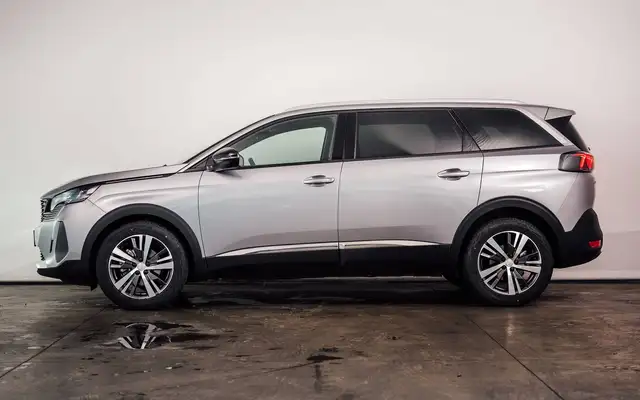 Peugeot 5008 view 2