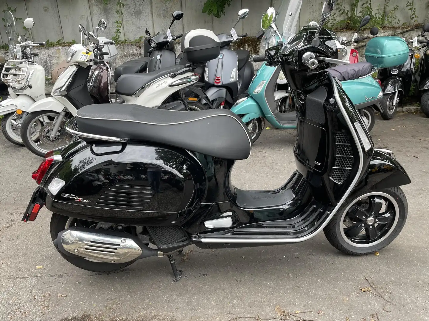 Vespa GTS Super 125 ABS ASR Start Stop nur 1282 Km crna - 2