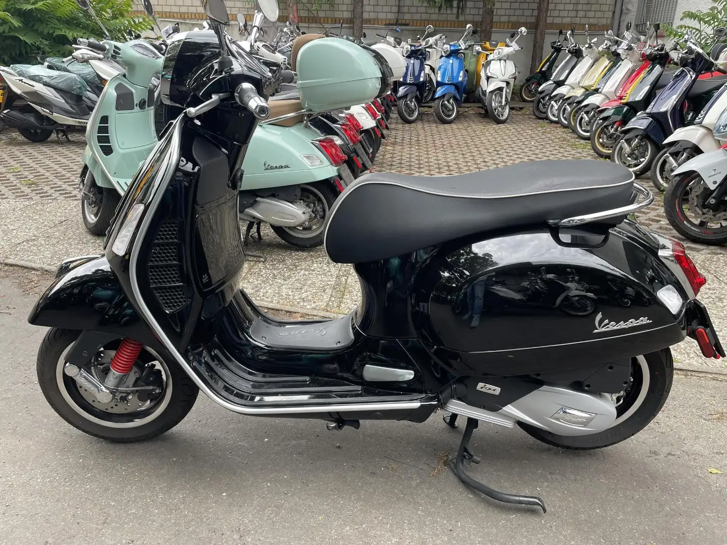 Vespa GTS Super 125 ABS ASR Start Stop nur 1282 Km crna - 1