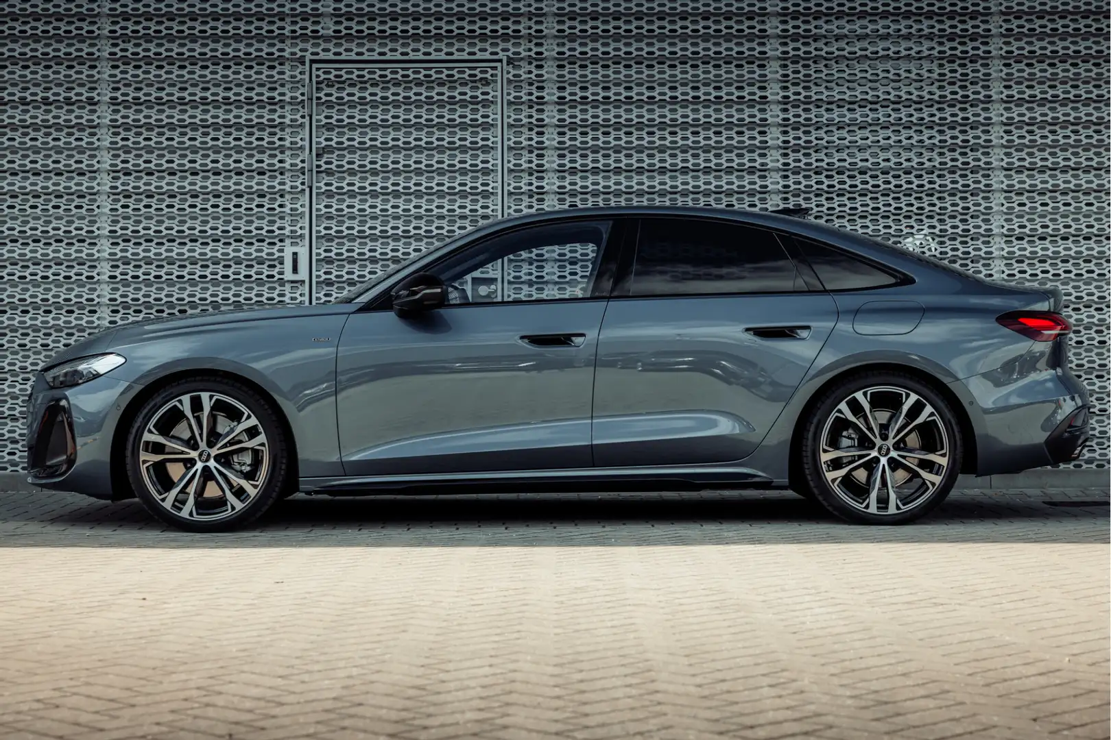 Audi A5 Limousine 2.0 e-hybrid 299pk quattro S edition | T Blauw - 2