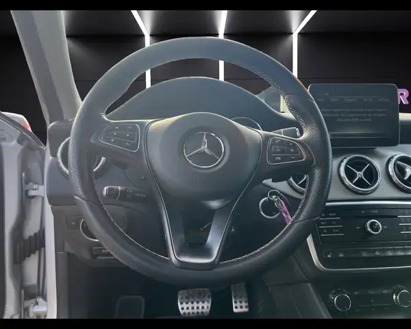 Mercedes-Benz Gla view 11