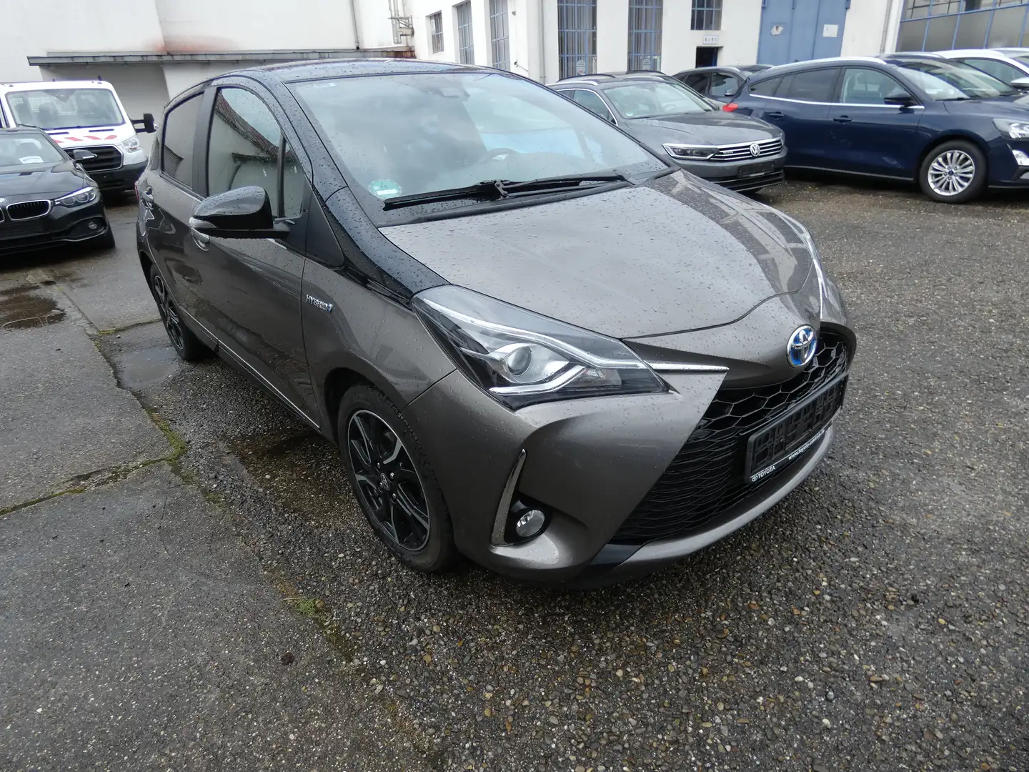 Toyota Yaris Hybrid 1.5 VVT-i Style Selection"Plus Paket"1.Hand Grau - 1