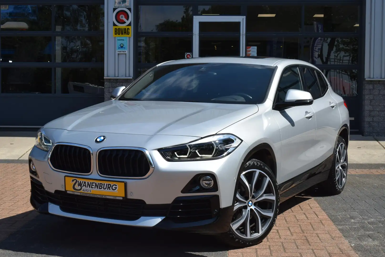 BMW X2 sDrive18i High Executive Navi Airco Panodak Leder Zilver - 1