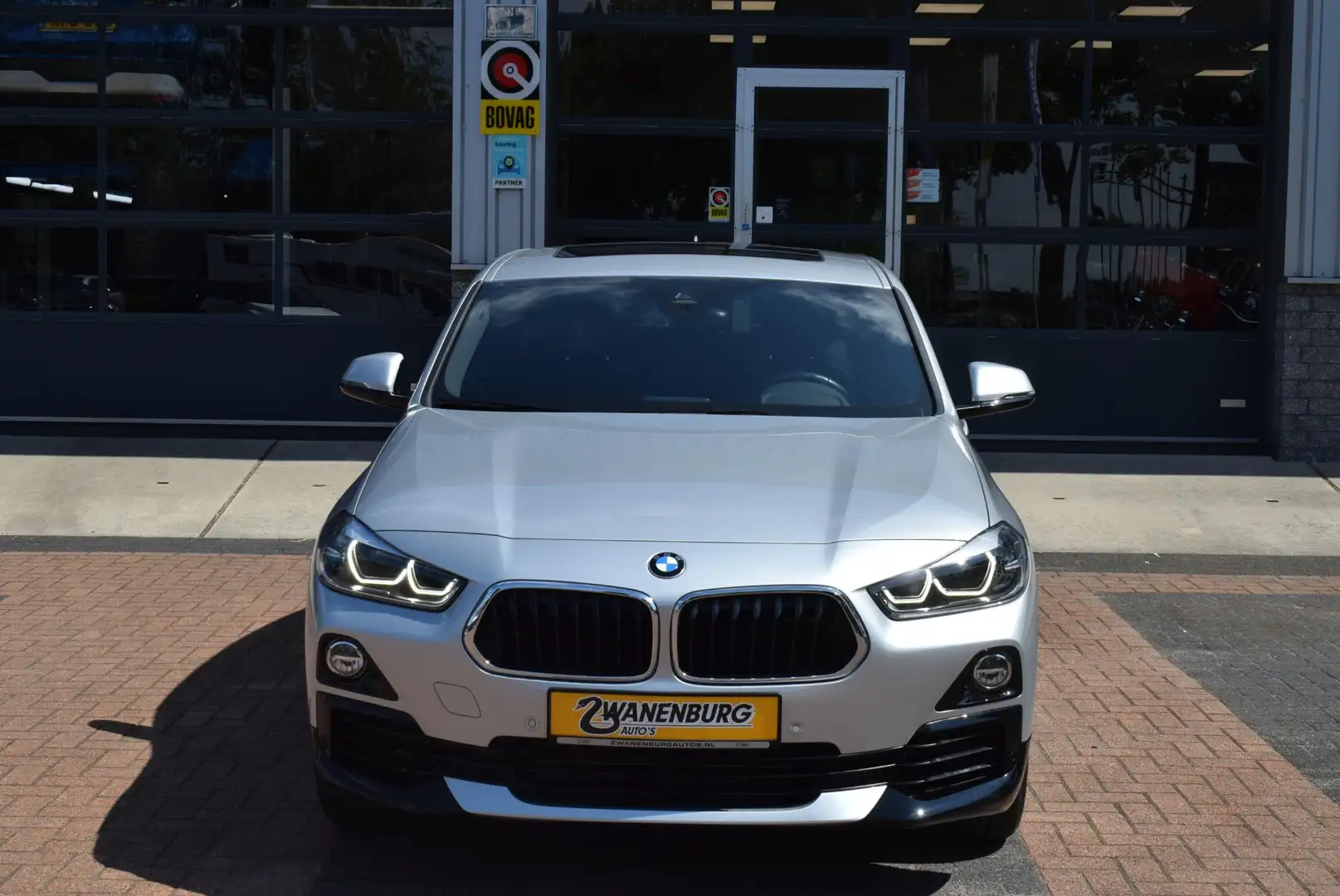 BMW X2 sDrive18i High Executive Navi Airco Panodak Leder Zilver - 2