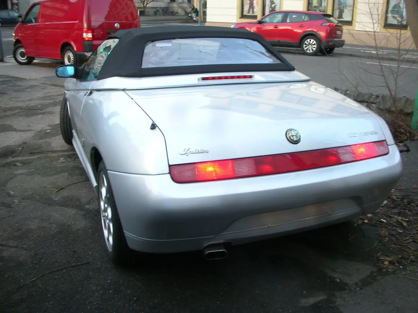 Alfa Romeo Spider Lusso 2.0 *nur 22.100km ! *1.Hd*Klima*Leder*e-Dach Argent - 2