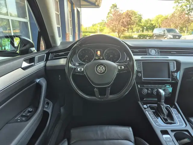 Volkswagen Passat view 3