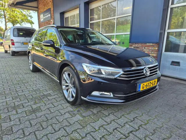 Volkswagen Passat view 4