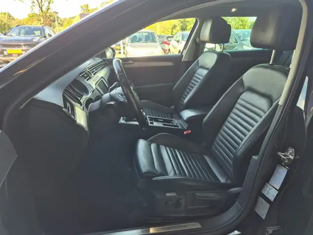Volkswagen Passat view 11