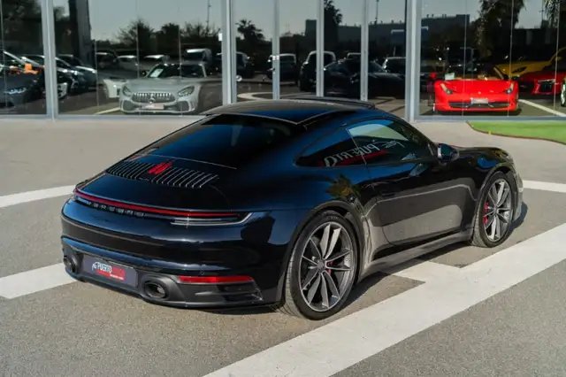 Porsche 911 view 6