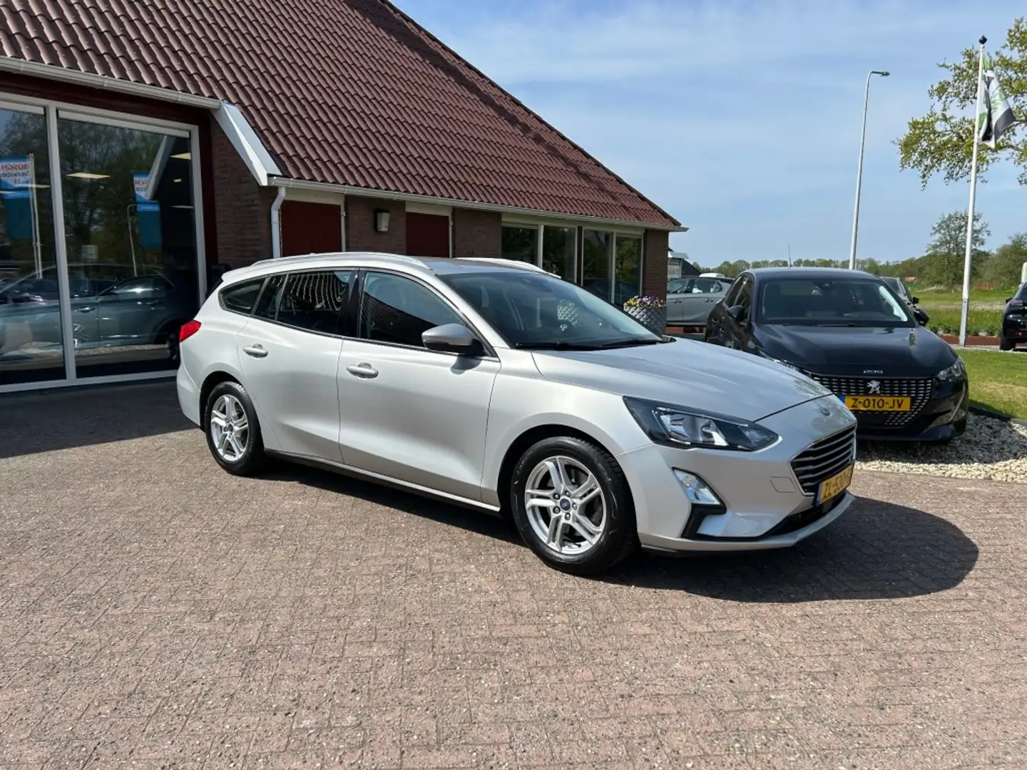 Ford Focus 1.0 ECOBOOST WAGON TREND EDITION BUSINESS TREKHAAK Grijs - 1