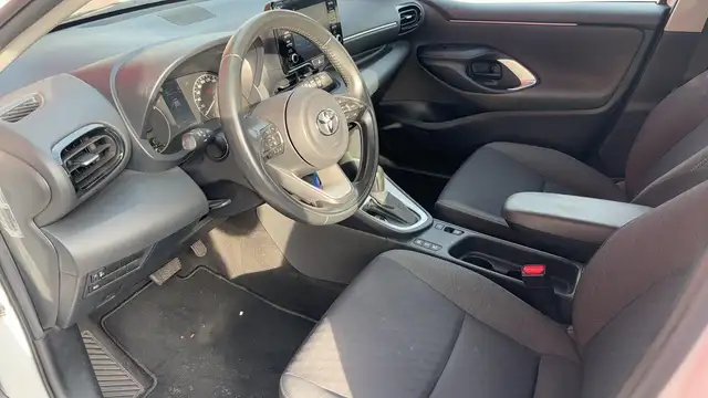 Toyota Yaris view 4