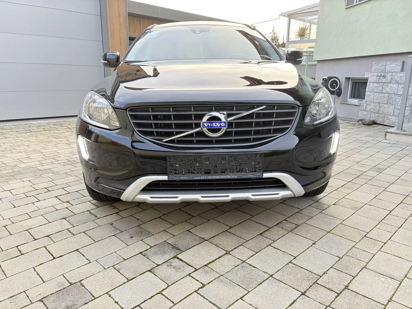 Volvo XC60 D3 Kinetic R-Design - 2