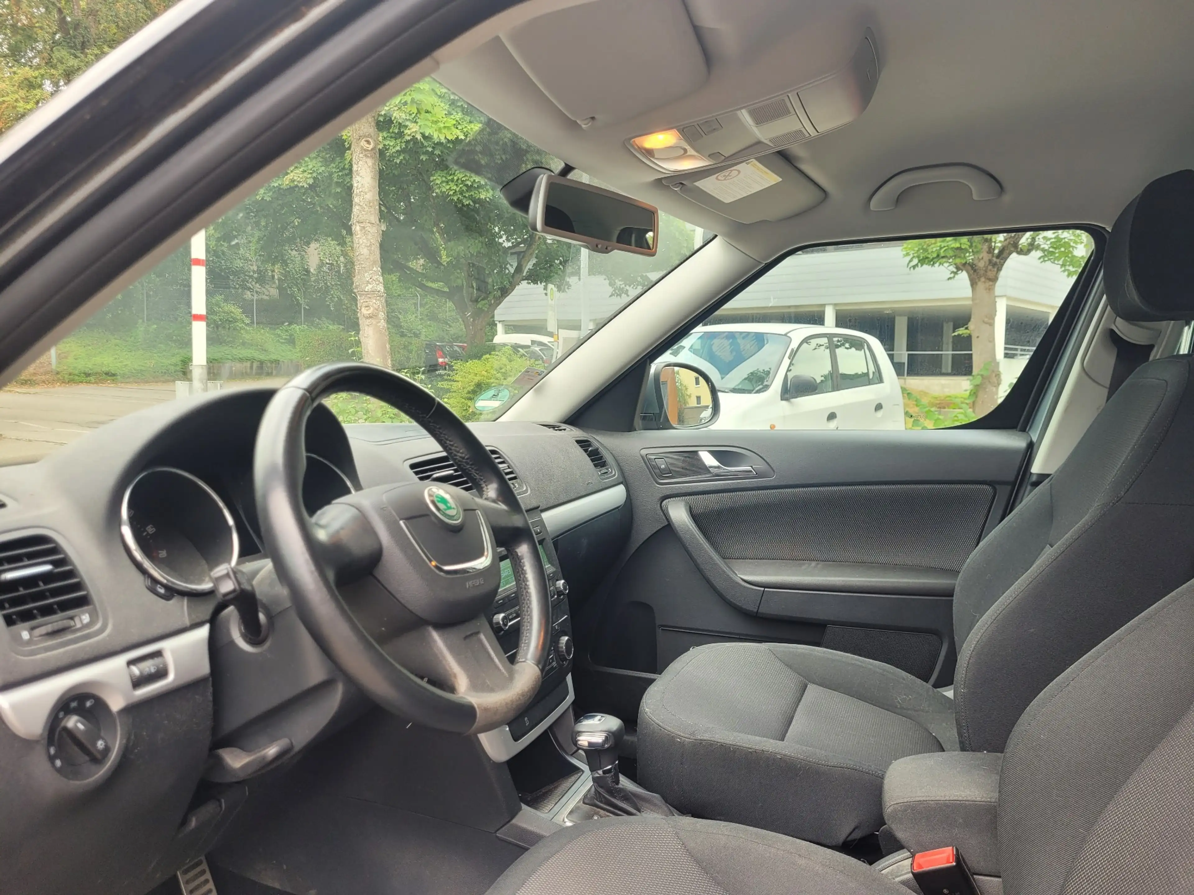Skoda Yeti Ambition *1.Hand / Klimaauto. / Automatik* — photo 8