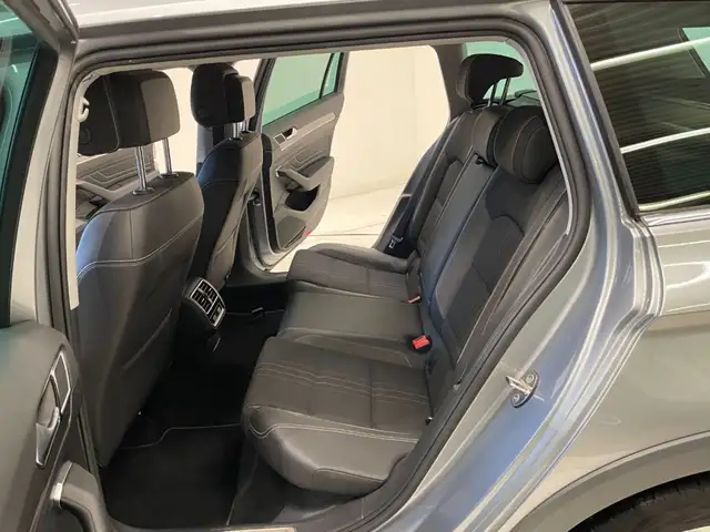 Volkswagen Passat Alltrack view 7