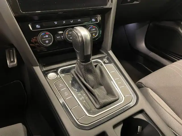 Volkswagen Passat Alltrack view 8