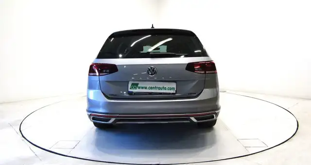 Volkswagen Passat Alltrack view 4