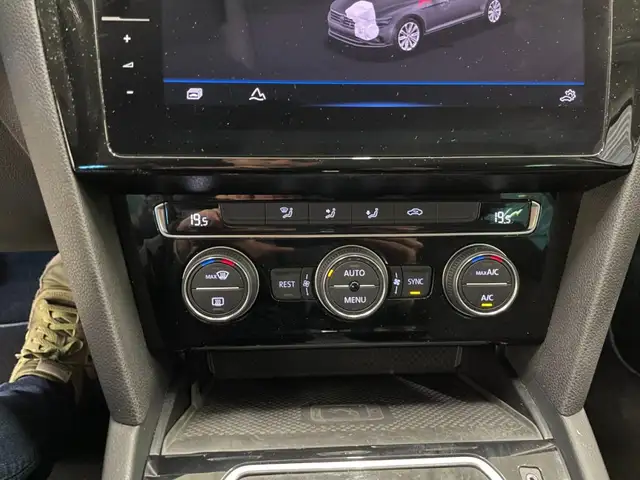 Volkswagen Passat Alltrack view 13