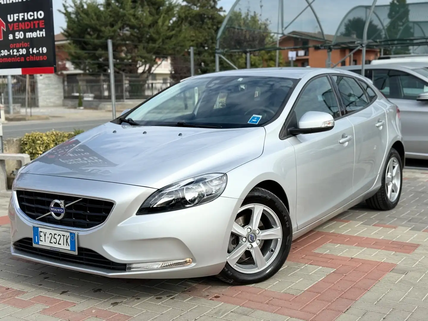 Volvo V40 V40 D2 1.6 Momentum Gris - 2