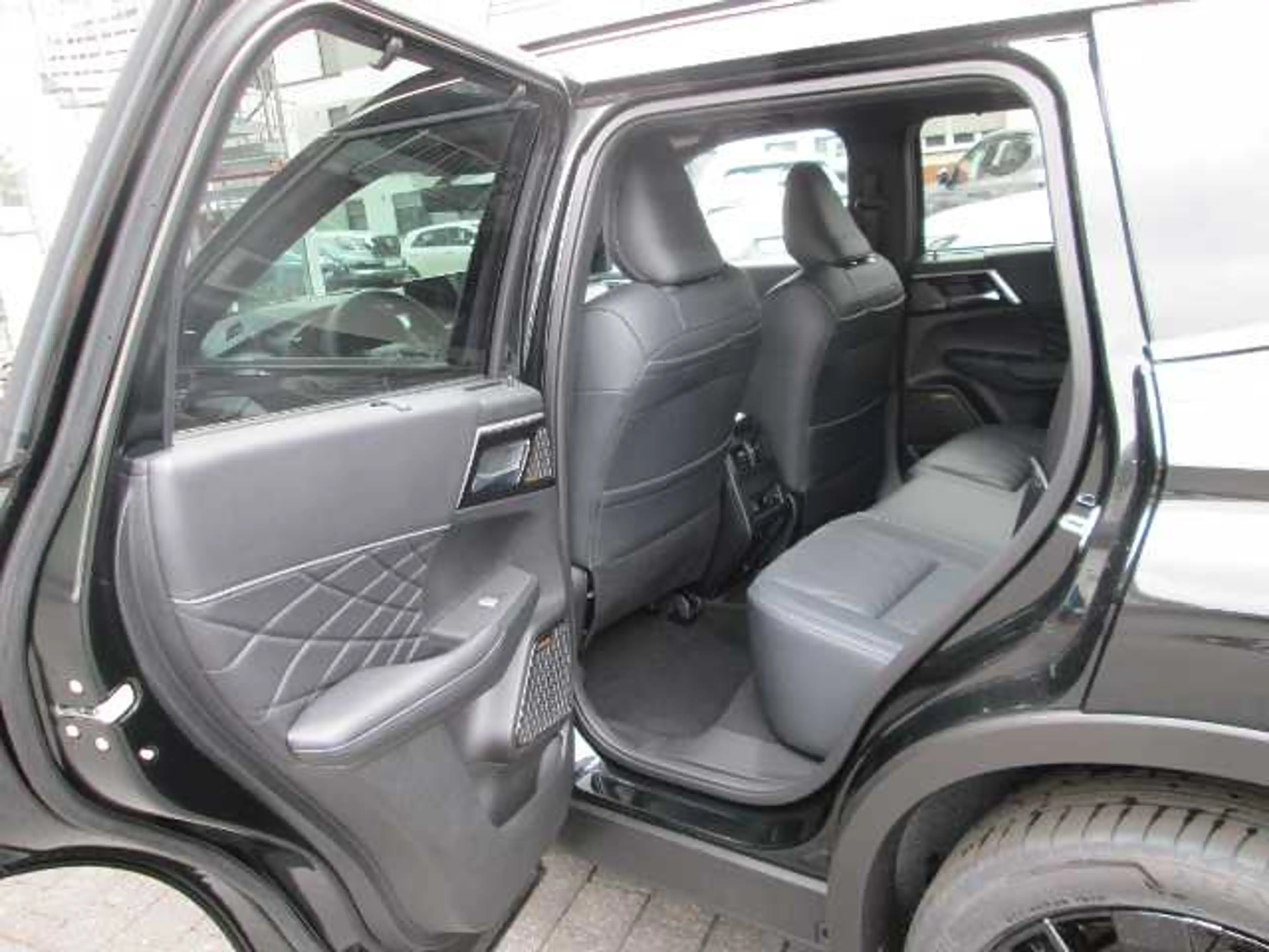 Mitsubishi Outlander 2.4L PHEV Black — photo 15