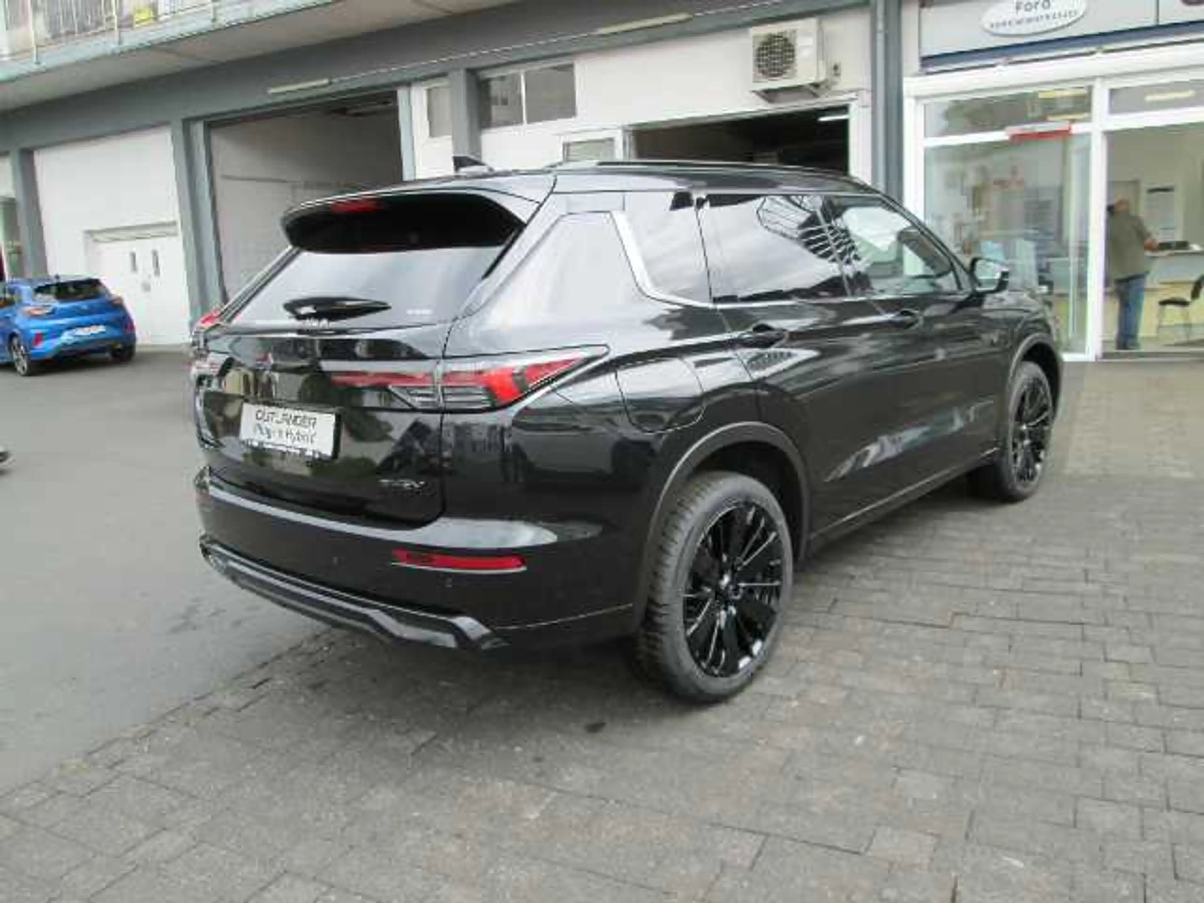 Mitsubishi Outlander 2.4L PHEV Black — photo 8
