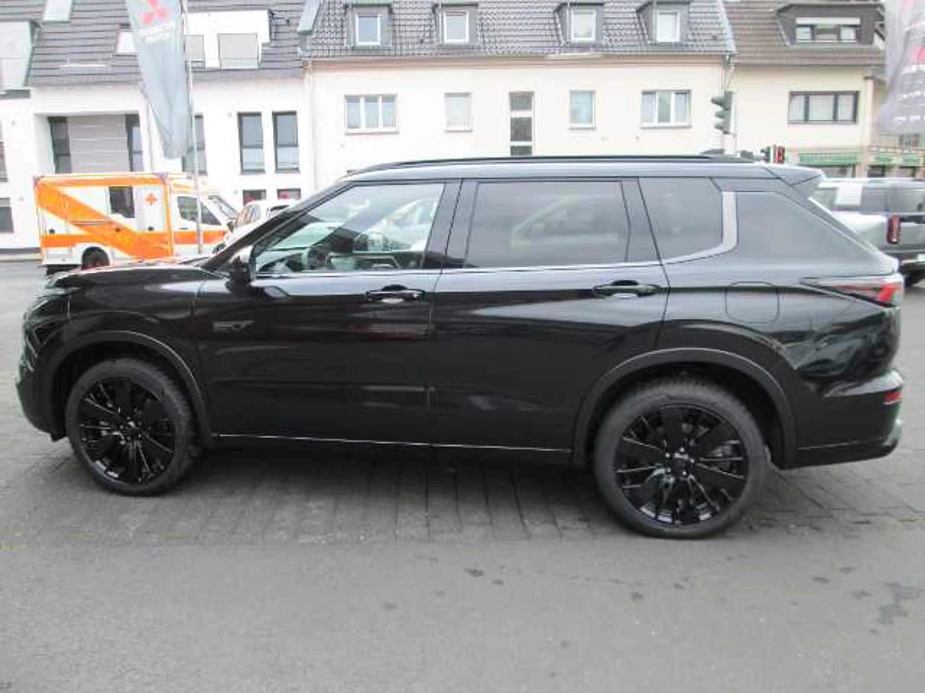 Mitsubishi Outlander 2.4L PHEV Black — photo 11