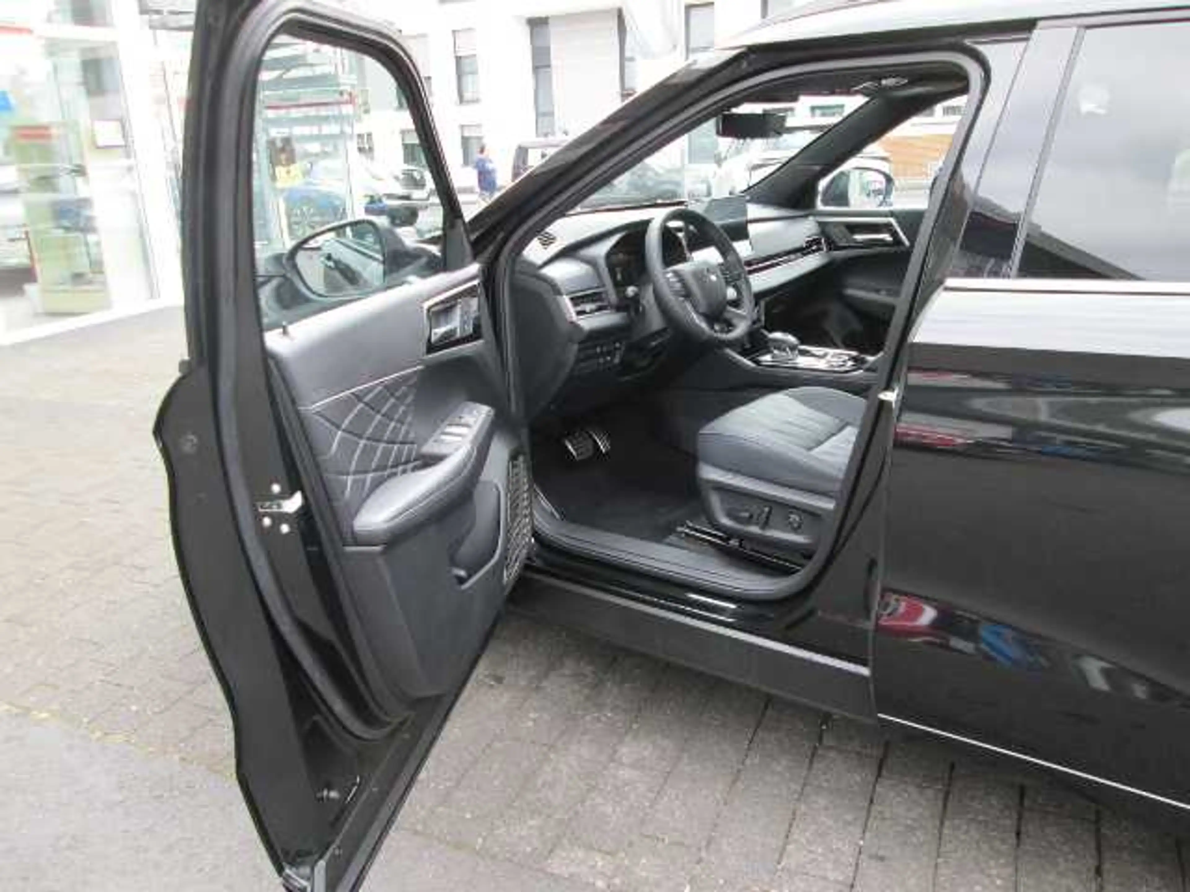 Mitsubishi Outlander 2.4L PHEV Black — photo 12