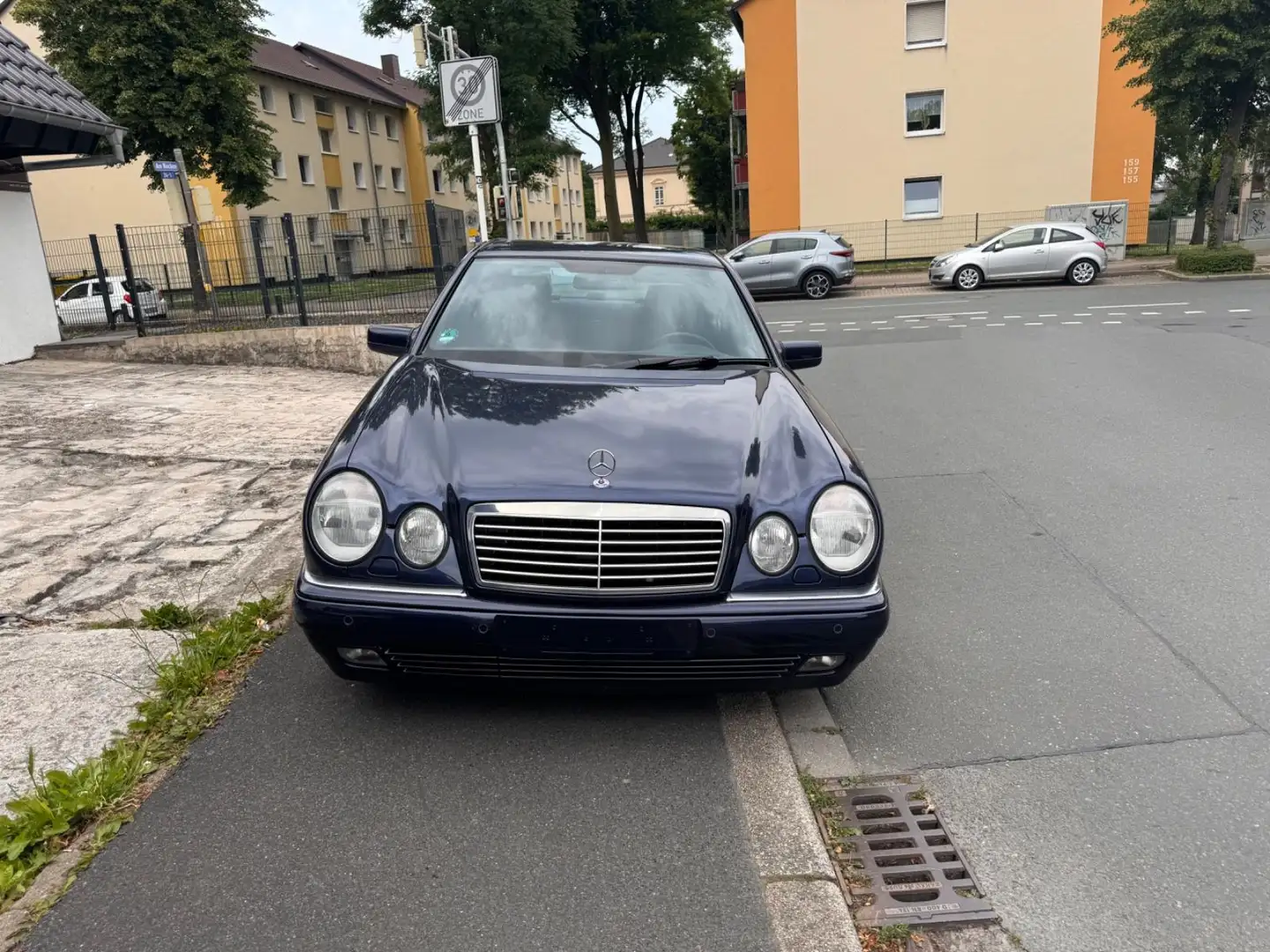 Mercedes-Benz E 240 AVANTGARDE Czarny - 2