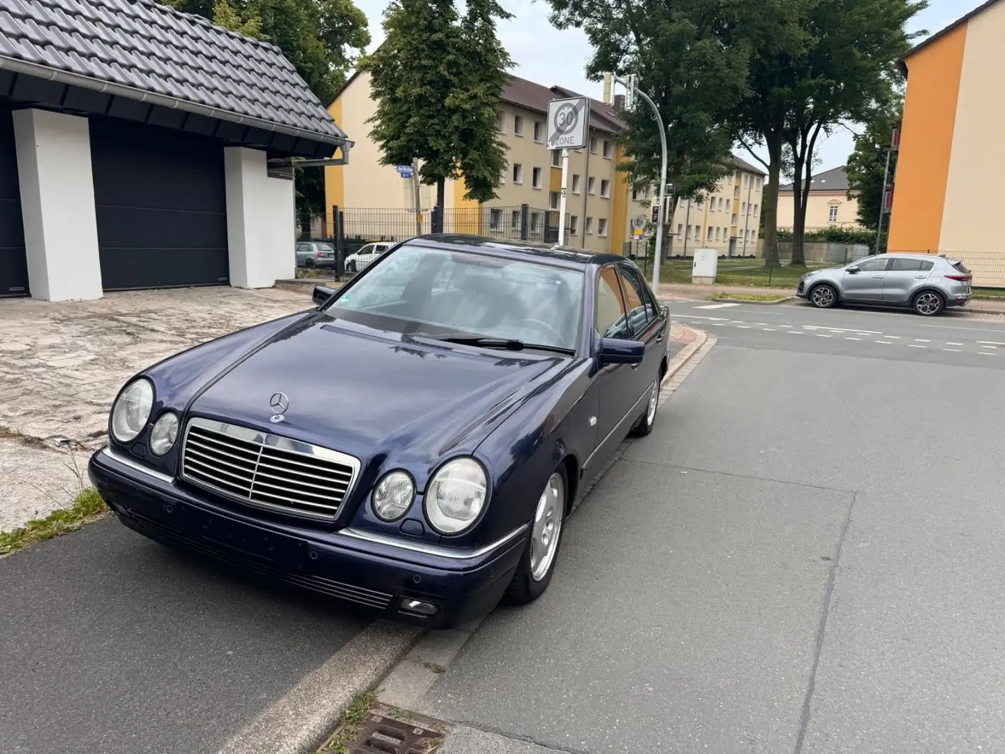 Mercedes-Benz E 240 AVANTGARDE Czarny - 1