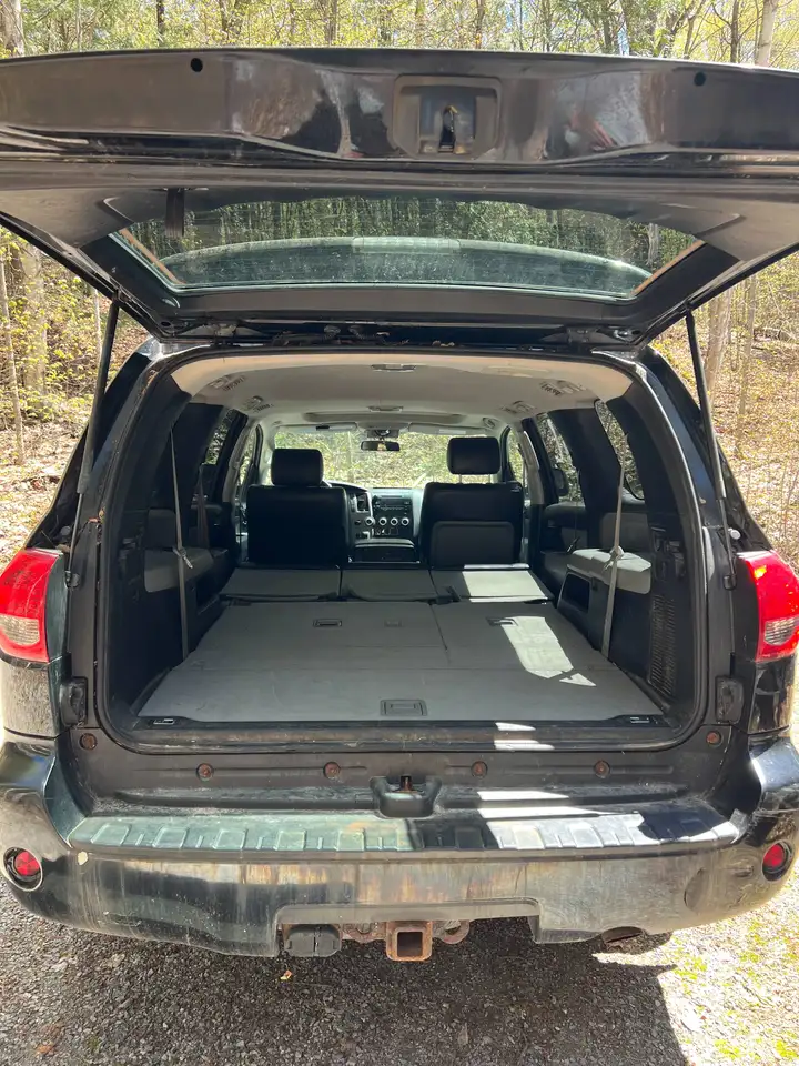 Toyota Sequoia снимка Toyota Sequoia